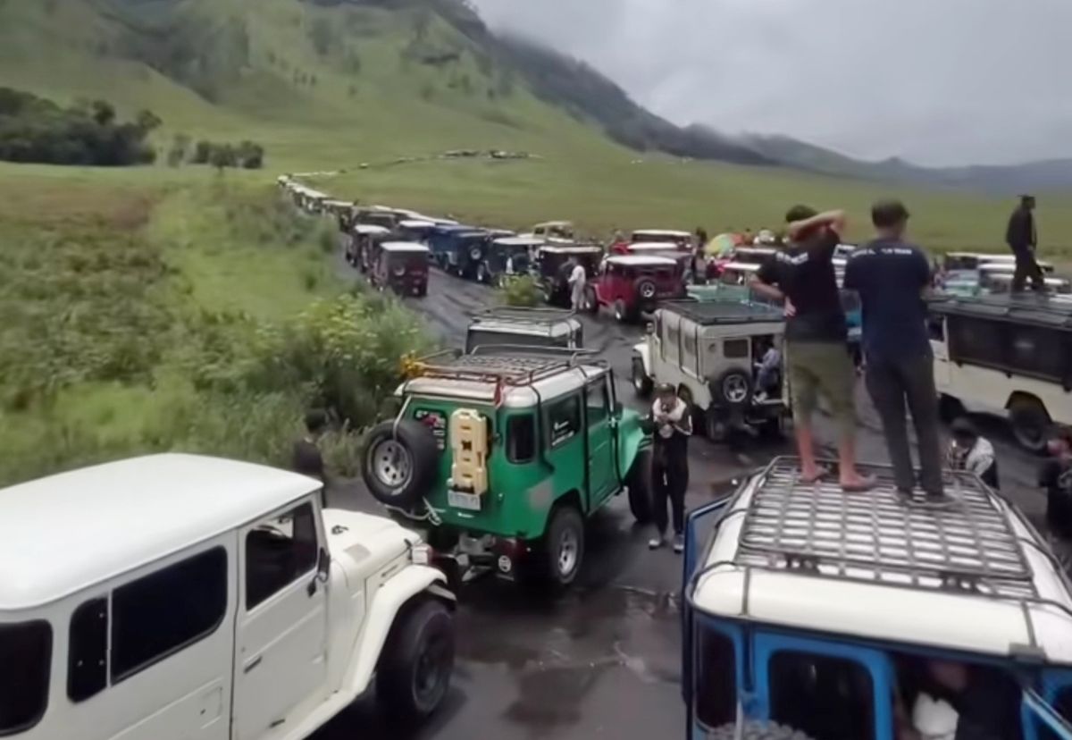 Viral! Wisata Gunung Bromo Dipadati Pengunjung, Sebabkan Kemacetan Hingga Antrean Panjang