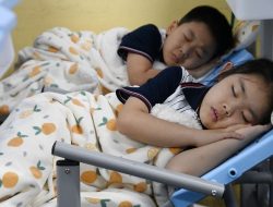 Unik! Sekolah Ini Menerapkan Program Tidur Siang Bersama Selama 1 Jam di Kelas