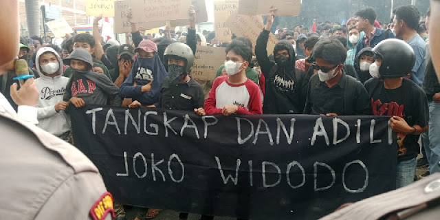 Aliansi Pemuda dan Mahasiswa Demo di Mapolda Sumut, Minta Jokowi Ditangkap