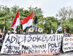 Massa Gelar Aksi di Depan Markas Polda Jatim, Sebut Jokowi Terlibat Banyak Kasus Korupsi: Hukum Jangan Pandang Bulu!