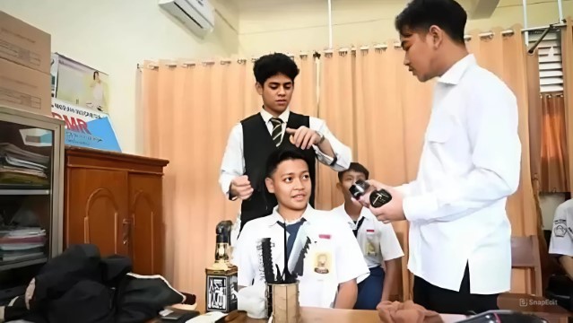 Gibran Pantau Razia Rambut di Sekolah, Netizen Geleng-Geleng: Wapres Kok Kerjaannya Receh Begini!