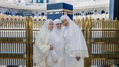 Sosok Tidak Biasa yang Gandeng Megawati Soekarnoputri Saat Umrah