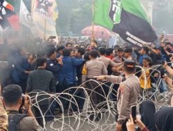 Massa Mahasiswa Minta Ketua DPRD Jatim Telepon Prabowo, Demo Sempat Ricuh