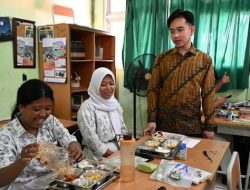 Tinjau Makan Bergizi Gratis di SMA Jakut, Wapres Gibran Bagikan Skincare: Biar Tidak Jerawatan