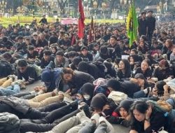 Aksi Tiarap Mahasiswa di Gedung DPRD Malang, Ternyata Ini Arti di Baliknya