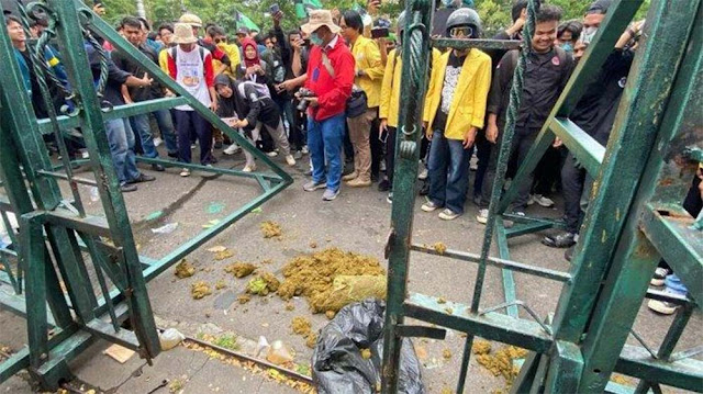 Kecewa Tak Bisa Bertemu Anggota Dewan, Mahasiswa Lempari Gerbang DPRD Jateng Pakai Kotoran Sapi