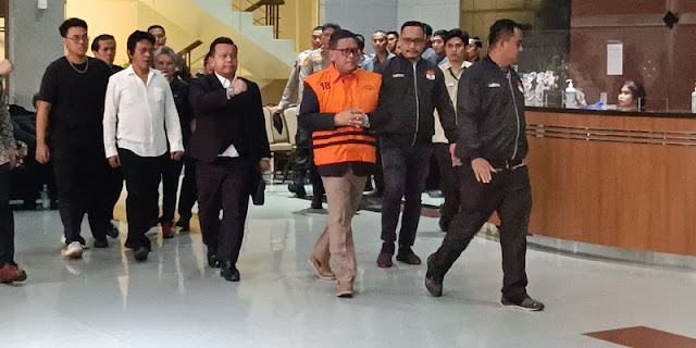 Usai Diperiksa KPK 8 Jam, Hasto Keluar Pakai Rompi Oranye