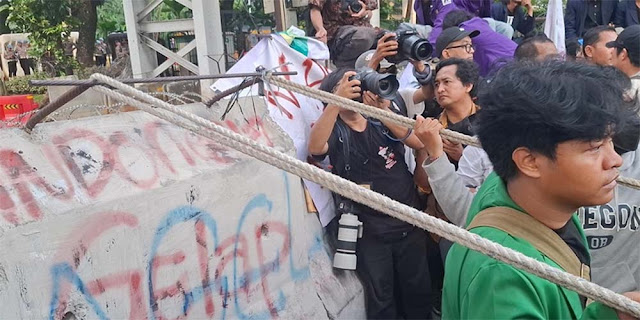 Demo Indonesia Gelap Memanas, Mahasiswa Robohkan Barrier Beton