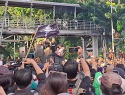 Massa Aksi Indonesia Gelap Kembali Demo di Sekitar Patung Kuda