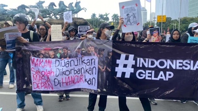 Massa Aksi Indonesia Gelap Kritik Pembredelan Band Sukatani, Polisi Diminta Diam: Bapak Bicara Kami Makin Geram