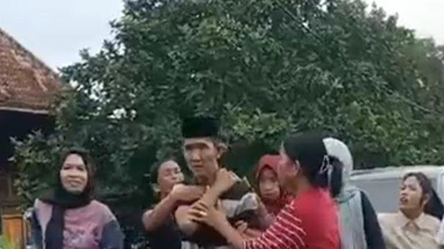 Kades Ulak Segulung Ogan Ilir Ditusuk Warga saat Gelar Acara Ulang Tahun Anak, Pelaku Serahkan Diri