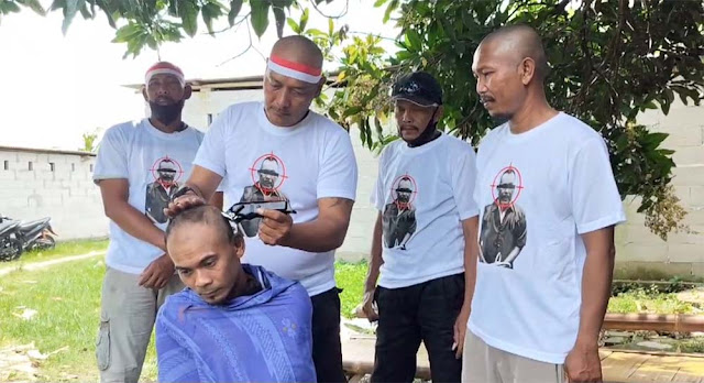 Kades dan Sekdes Resmi Ditahan, Puluhan Warga Desa Kohod Cukur Rambut Hingga Plontos