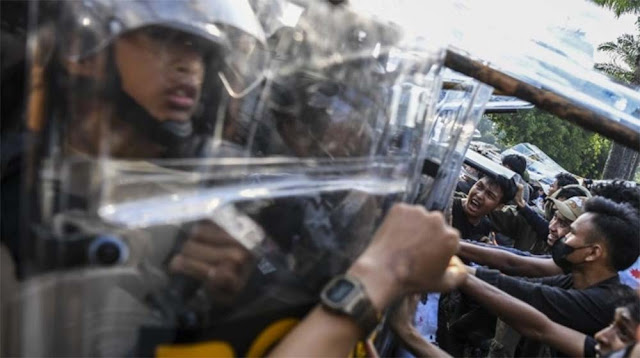 Aksi Ruwatan Kepala Daerah di Akmil Magelang Berujung Represi Aparat, Sejumlah Mahasiswa Luka-luka