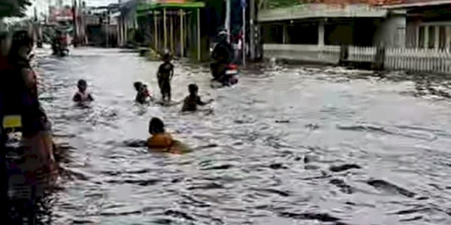 7 Kecamatan di Gresik Kebanjiran, Warga Sulit Berbuka Puasa