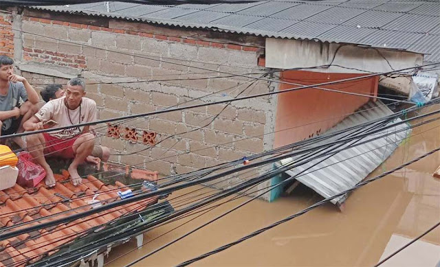 Ngerinya Banjir Jakarta, 77 RT Lumpuh Total: Kel. Gedong Jakarta Timur Kelelep 5 Meter!