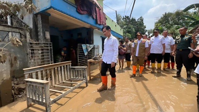 Blusukan Gibran ke Lokasi Banjir di Bekasi Tuai Kritik, Dinilai Tak Bawa Solusi: Pencitraan Wapres Gak Guna!