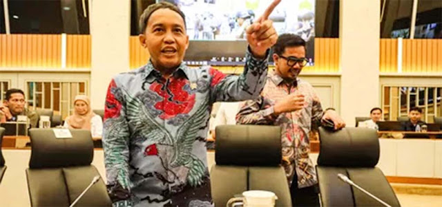 Raja Juli Antoni Kena Community Notes Usai Senggol Anies, Publik: Udah Jadi Menteri Masih Aja Nyinyir