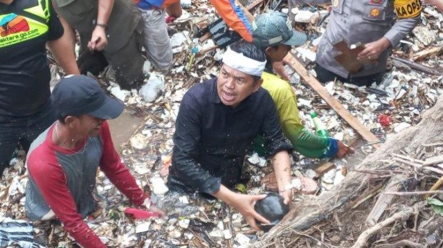 Pamer Bersihkan Sampah di Kali, Dedi Mulyadi Malah Dicap Jokowi Mode Sunda: Nangisnya Mana, Nangisnya?