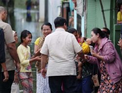 Ditengok Prabowo Saat Banjir, Warga: Sampai Dua Hari Gak Hilang Senangnya!