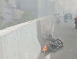 Motor Terbakar di JLNT Casablanca Hebohkan Warga