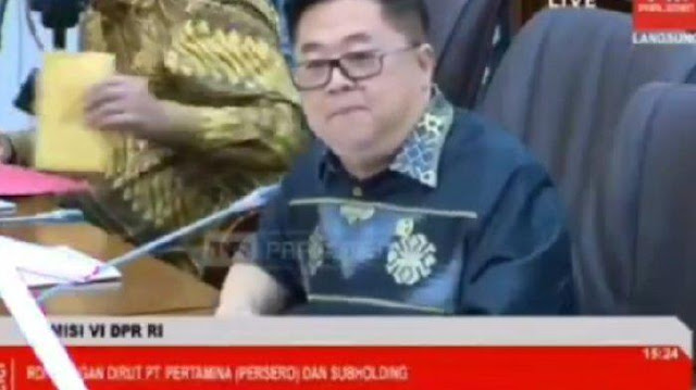 Sosok Anggota DPR Terima Amplop Coklat Saat Rapat dengan Pertamina