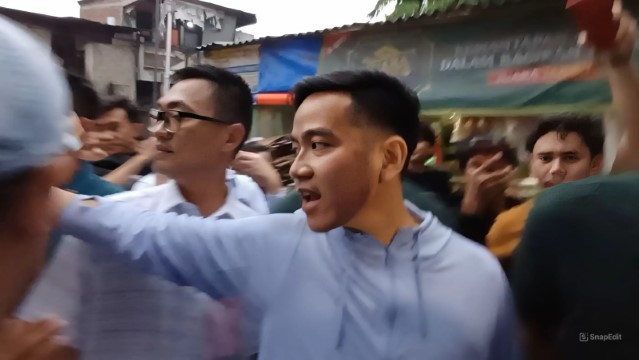 VIRAL Warga Cuek Tak Minta Selfie Saat Gibran Lewat, Pengamat: Rakyat Tahu Wapresnya Tak Punya Kapasitas!