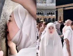 Mualaf, Celine Evangelista Nangis Cium Kabah: Aku Bersaksi Bahwa Tidak Ada Tuhan Selain Allah