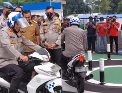 Viral di Media Sosial, Jenderal Polisi Kesusahan Saat Coba Ujian Praktik SIM C, Netizen: Bikin Sendiri Susah Sendiri