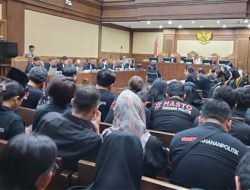 Tagar HastoTahananPolitik Penuhi Ruang Sidang Perdana Hasto Kristiyanto