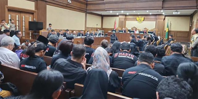 Tagar HastoTahananPolitik Penuhi Ruang Sidang Perdana Hasto Kristiyanto