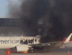 Pesawat American Airlines Terbakar di Bandara Denver, 178 Penumpang Dievakuasi