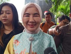 Lima Jam Diperiksa KPK, Nicke Widyawati Hanya Tersenyum