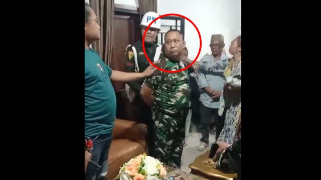 [VIDEO] Anggota TNI Penembak Mati 3 Polisi Lampung, Kopka Basarsyah Menyerahkan Diri ke Rumah Dandim Way Kanan