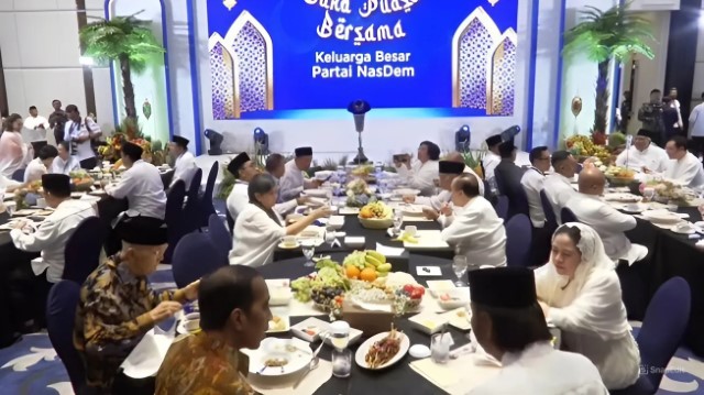 Momen Langka! Surya Paloh, Jokowi dan Puan Duduk Semeja Ngobrol Sambil Santap Sate, Bahas Apa?