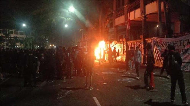 Demo Tolak UU TNI di Malang Ricuh: 6 Pendemo Dibawa ke RS, 10 Hilang Kontak, 3 Diamankan Petugas