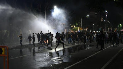 Demo Anarkis di Surabaya, Mahasiswa Antre di McD Ditangkap, Kepala Polisi Diinjak-injak, Mobil Remuk