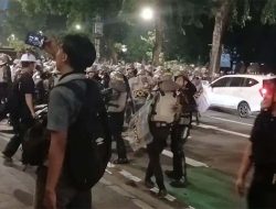 Polisi Membabi Buta saat Bubarkan Demo Tolak RUU TNI di DPR, Jurnalis Kena Sabet