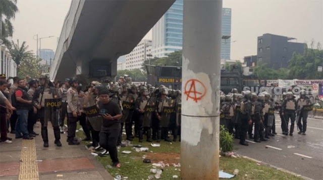 Berbeda dengan Aksi May Day Fiesta di Monas, Peringatan Hari Buruh di DPR Dipukul Mundur Aparat