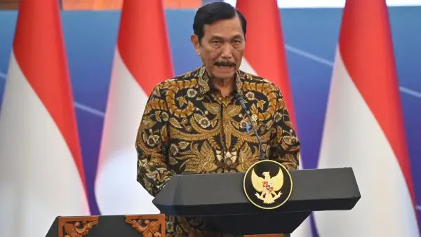 Luhut Sebut Pihak yang Minta Wapres Gibran Dicopot Kampungan