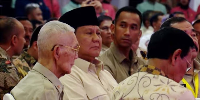 Prabowo Duduk Samping Try Sutrisno di Tengah Desakan Pencopotan Gibran