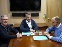 Heboh Macron Presiden Perancis Diduga Sembunyikan Kantong Kokain Saat ke Ukraina