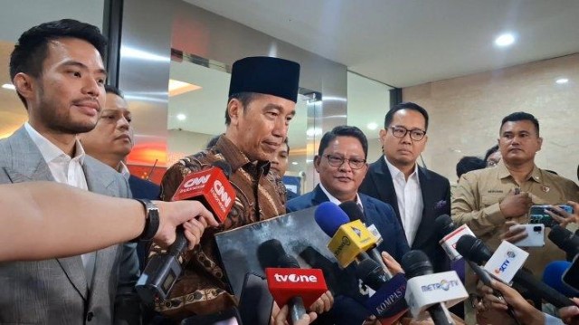 Jokowi Bawa Pulang Ijazah Usai Diperiksa Bareskrim, Asli atau Fotocopy?