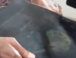 Ini Wujud Ijazah Jokowi yang Diminta Penyidik untuk Diperiksa di Bareskrim Polri, Logo UGM Memudar