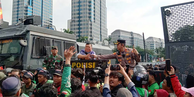 Tolak Audiensi, Massa Ojol Timpuki Perwakilan Kemenhub