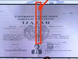 Netizen Soroti Lekukan di Tengah Fotokopi Ijazah Jokowi yang Ditampilkan Polri: Kok Ada Lipatannya, Ijazah Apa Duit?