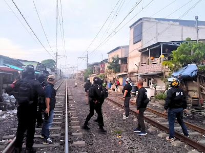 Brimob Gerebek Sarang Narkoba di Kampung Bahari, 9 Tersangka Ditangkap