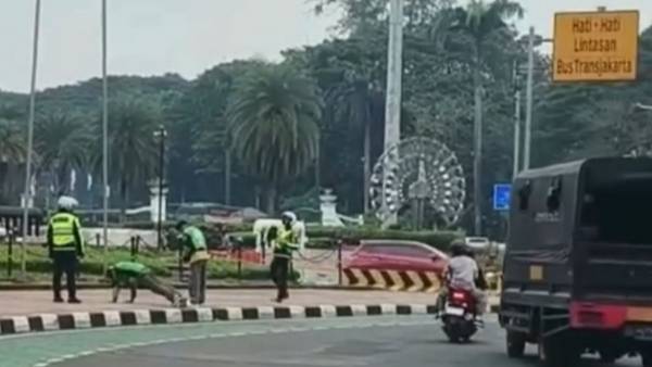 Viral, Polisi Hukum Push-up Dua Tukang Ojol Gegara Nyelonong saat Ada Konvoi PM China