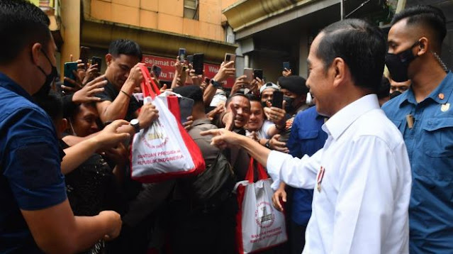 KPK Sita Dokumen dari Pegawai Bulog dan Kemensos terkait Korupsi Rp900 Miliar Bansos Presiden