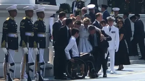 Penasihat Teknis Presiden Macron Tiba-tiba Ambruk Saat Upacara Sambutan di Istana Merdeka