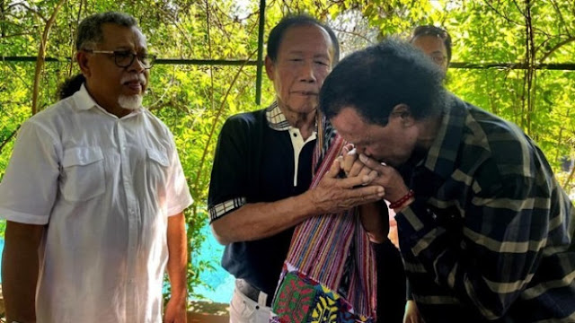 Dulu Petantang-petenteng Sebut Bau Tanah, Kini Hercules Melembek Cium Tangan Bang Yos